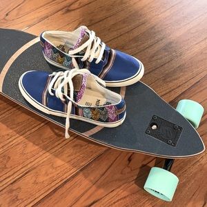 NWOT Mipacha vans/like sneakers sz 9. embroidered handmade in Peru mint cond